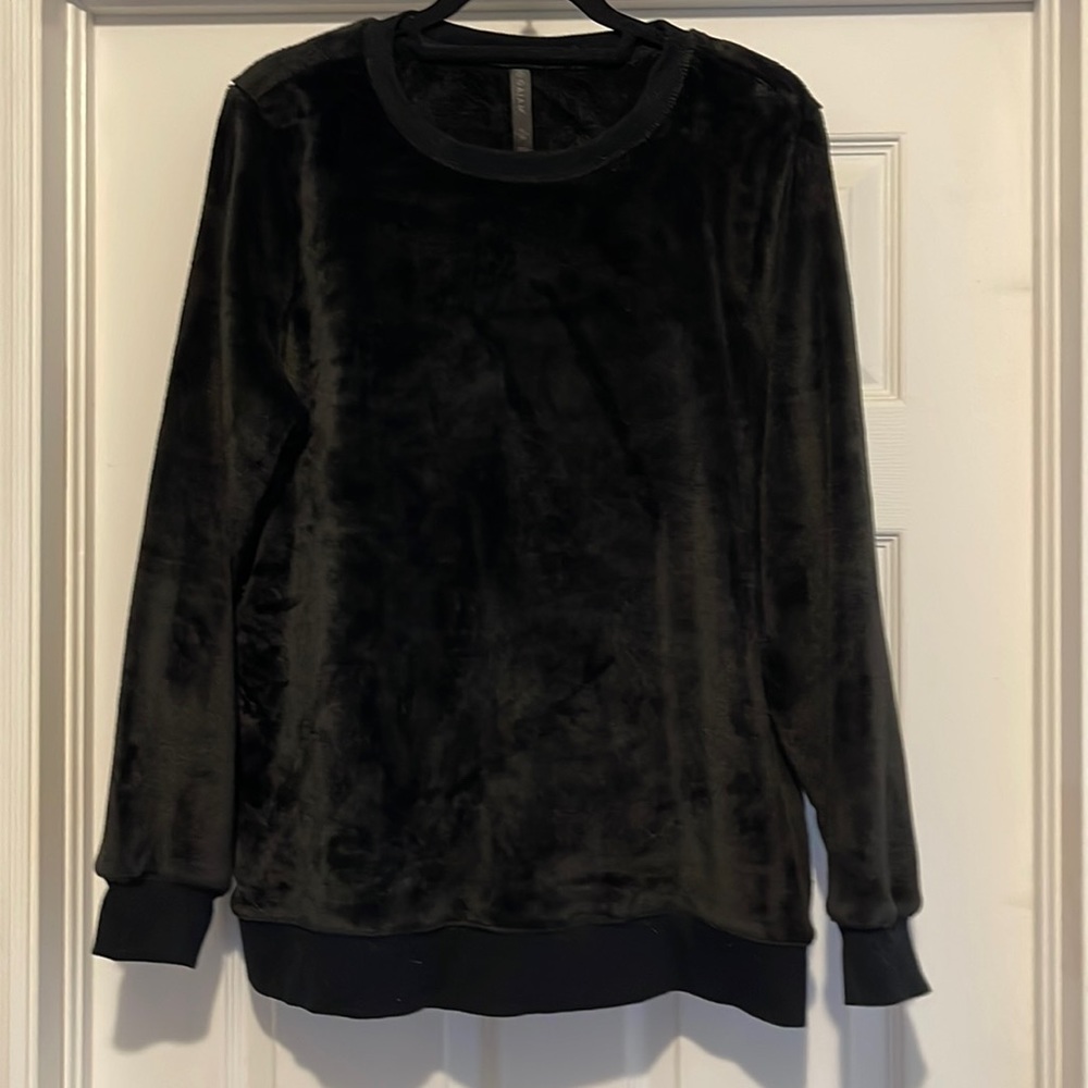 Gaiam fluffy sweater pullover size XL